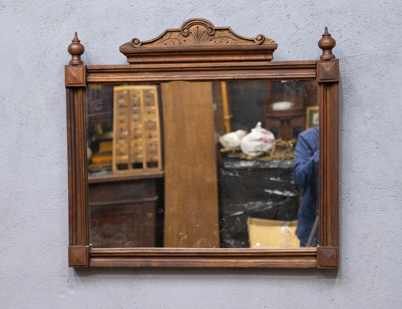 Старинное настенное зеркало