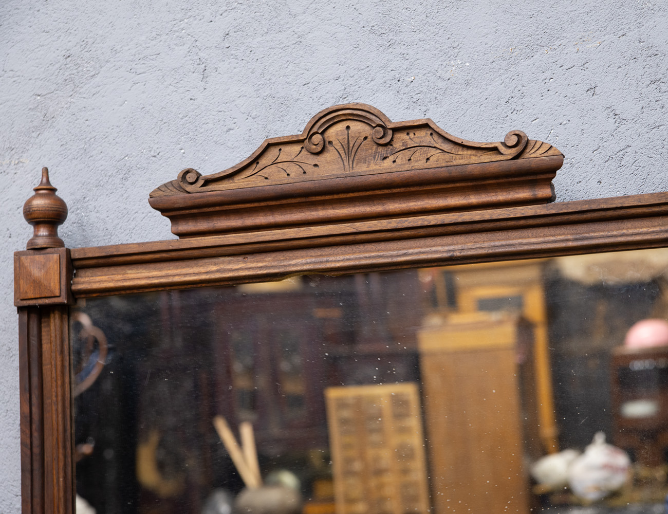 Старинное настенное зеркало