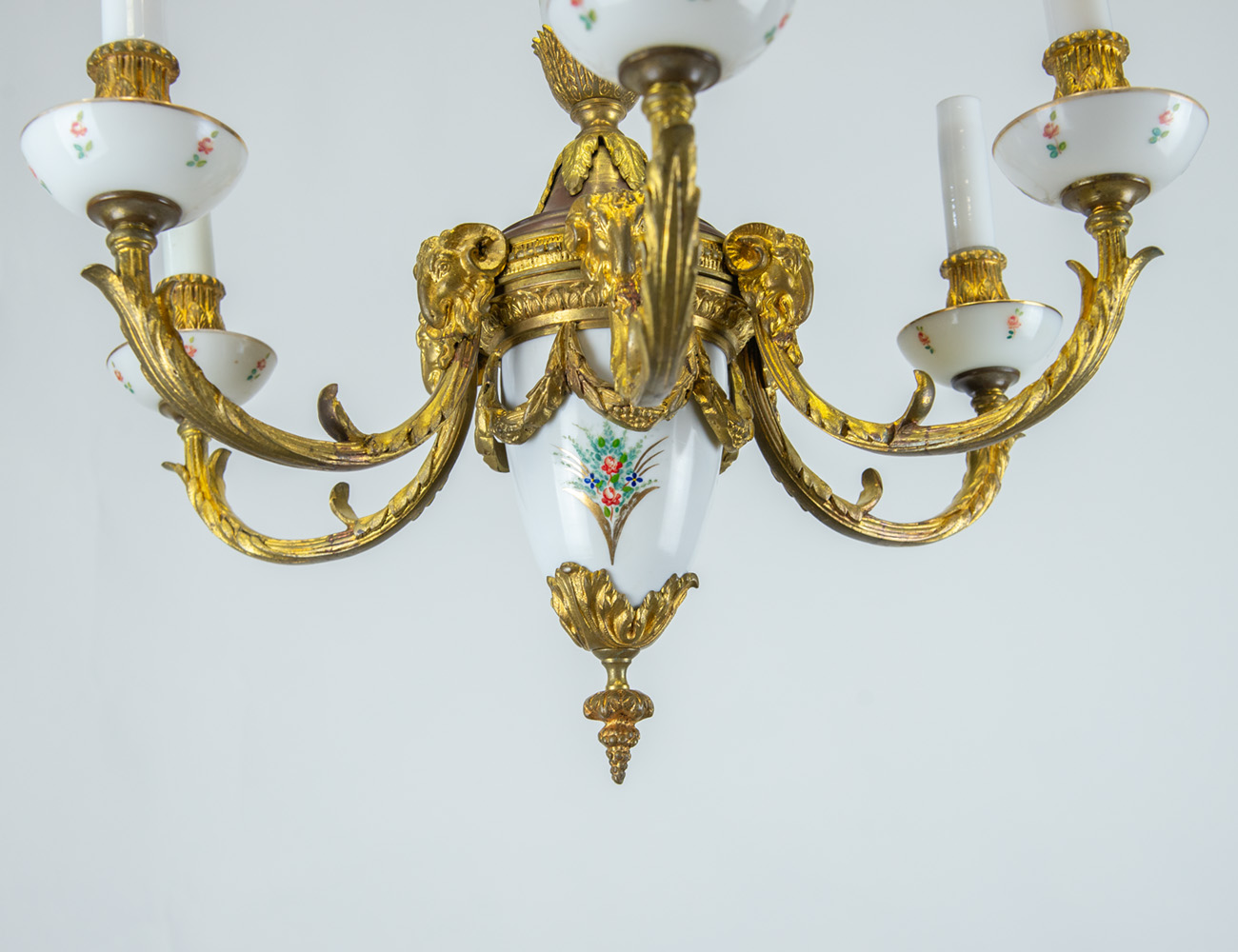 Бронзовая люстра с фарфоровыми элементами