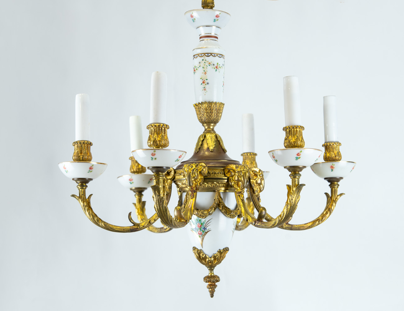 Бронзовая люстра с фарфоровыми элементами