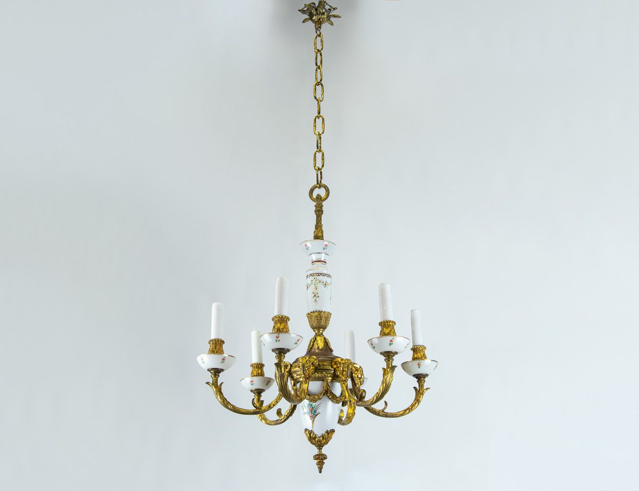 Бронзовая люстра с фарфоровыми элементами