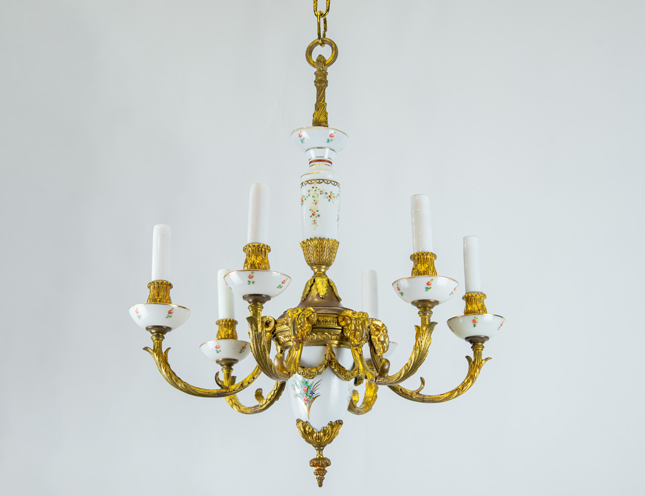 Бронзовая люстра с фарфоровыми элементами