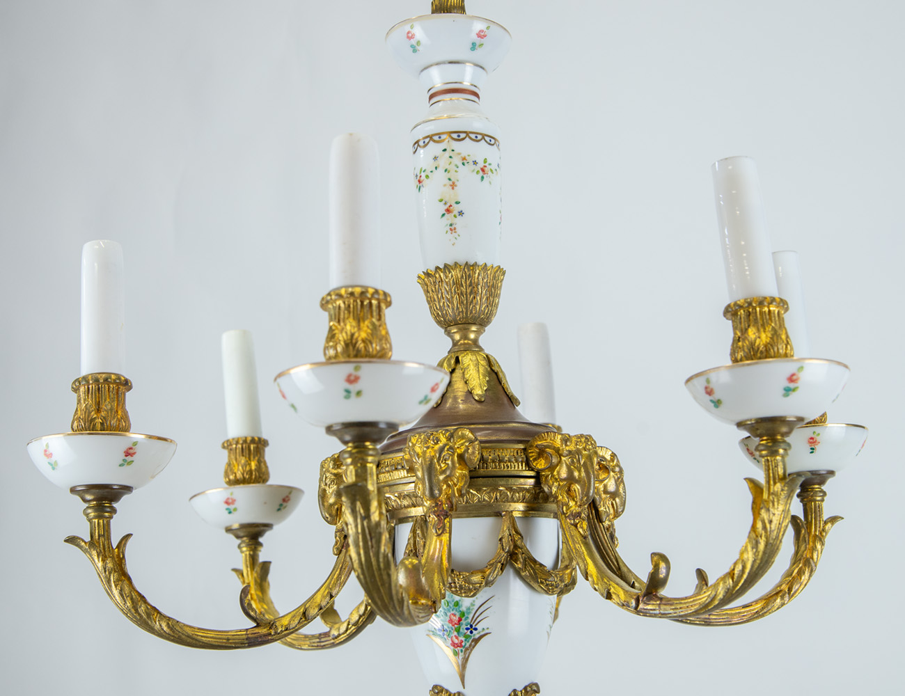 Бронзовая люстра с фарфоровыми элементами