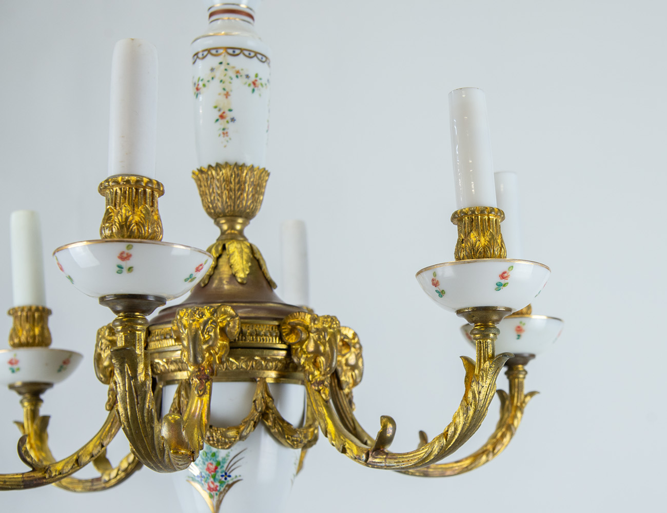 Бронзовая люстра с фарфоровыми элементами