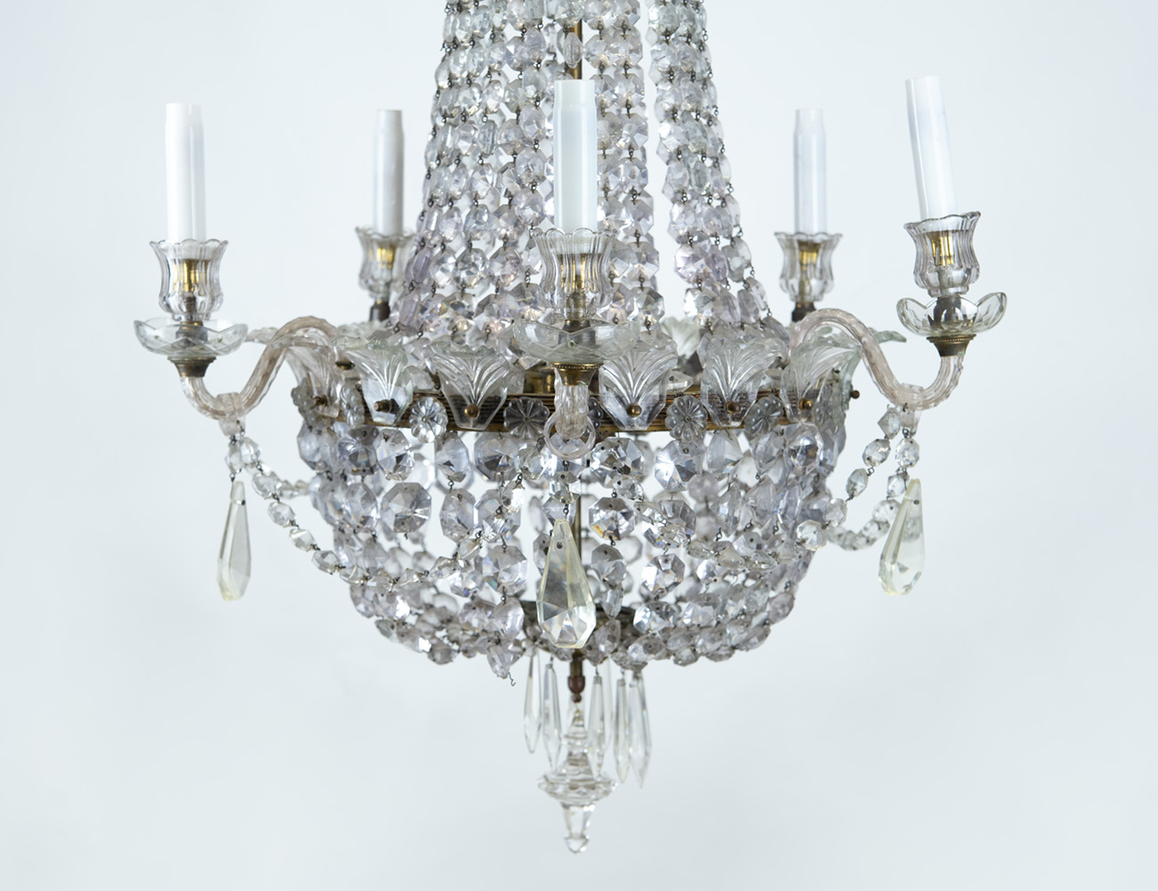 Старинная люстра с хрустальными подвесками