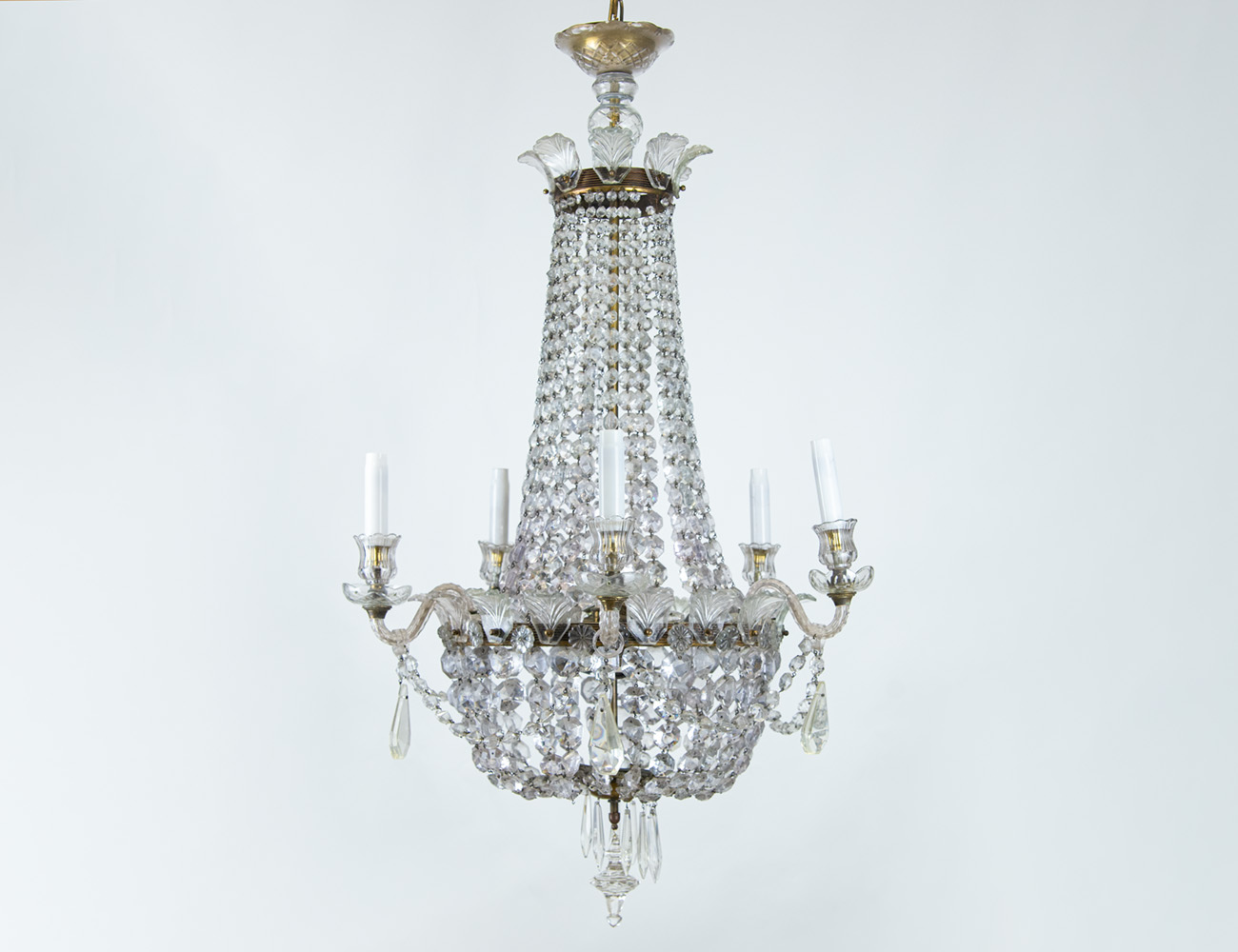 Старинная люстра с хрустальными подвесками