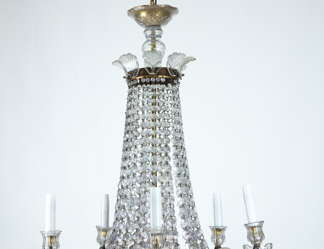 Старинная люстра с хрустальными подвесками