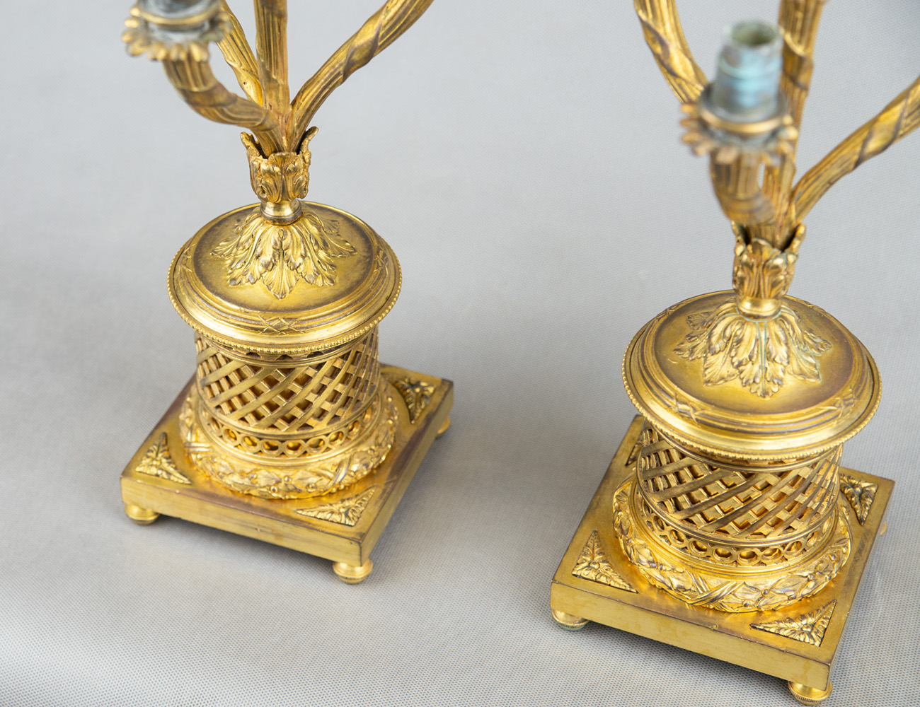 Антикварная пара позолоченных канделябров