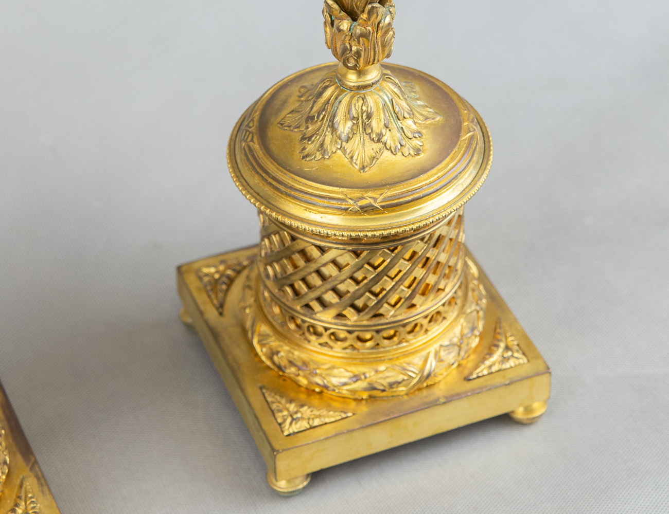 Антикварная пара позолоченных канделябров