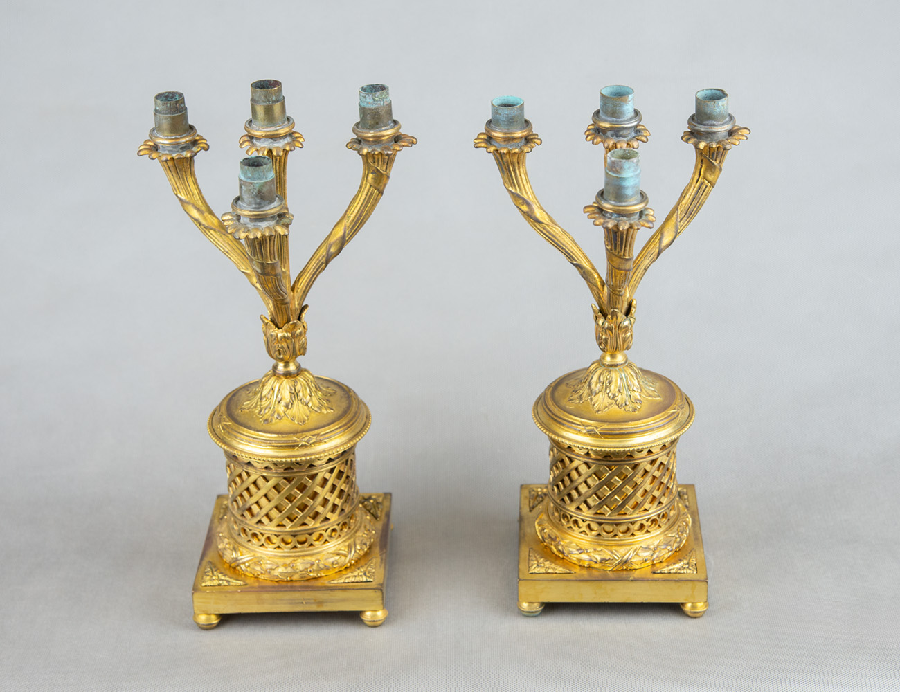 Антикварная пара позолоченных канделябров