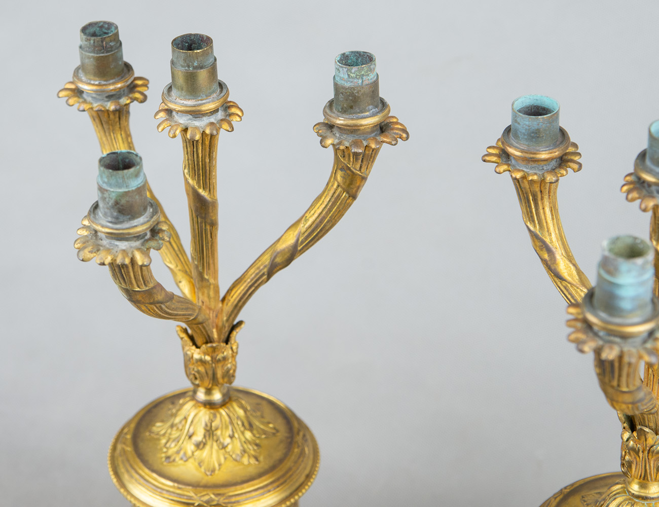 Антикварная пара позолоченных канделябров