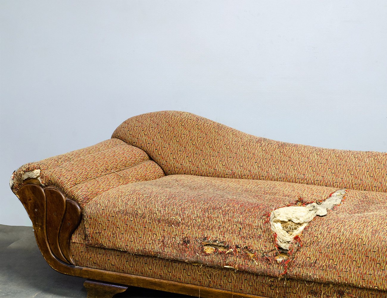 Старинный диван в стиле ар-деко