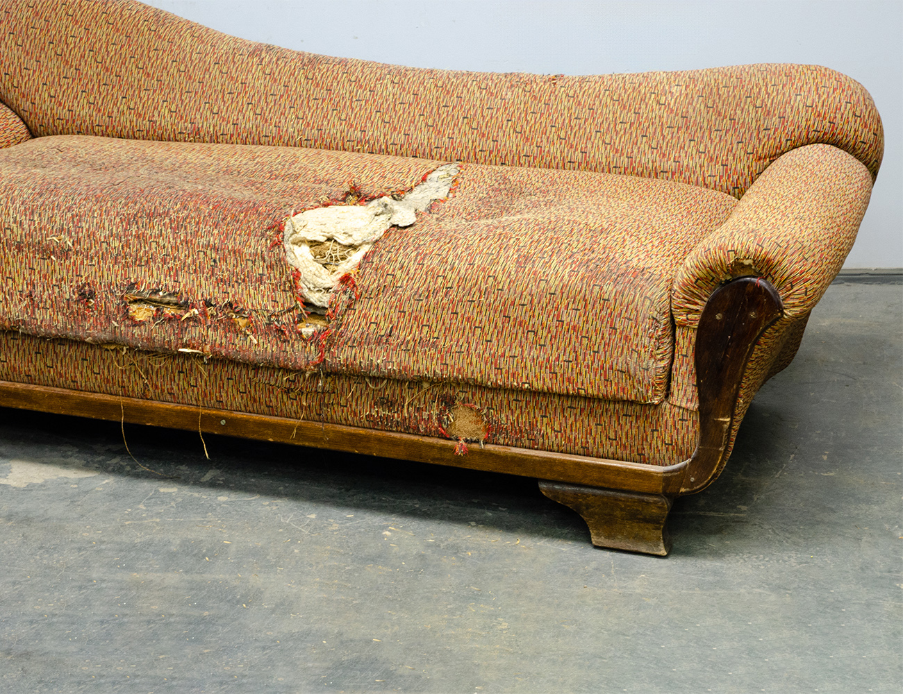 Старинный диван в стиле ар-деко