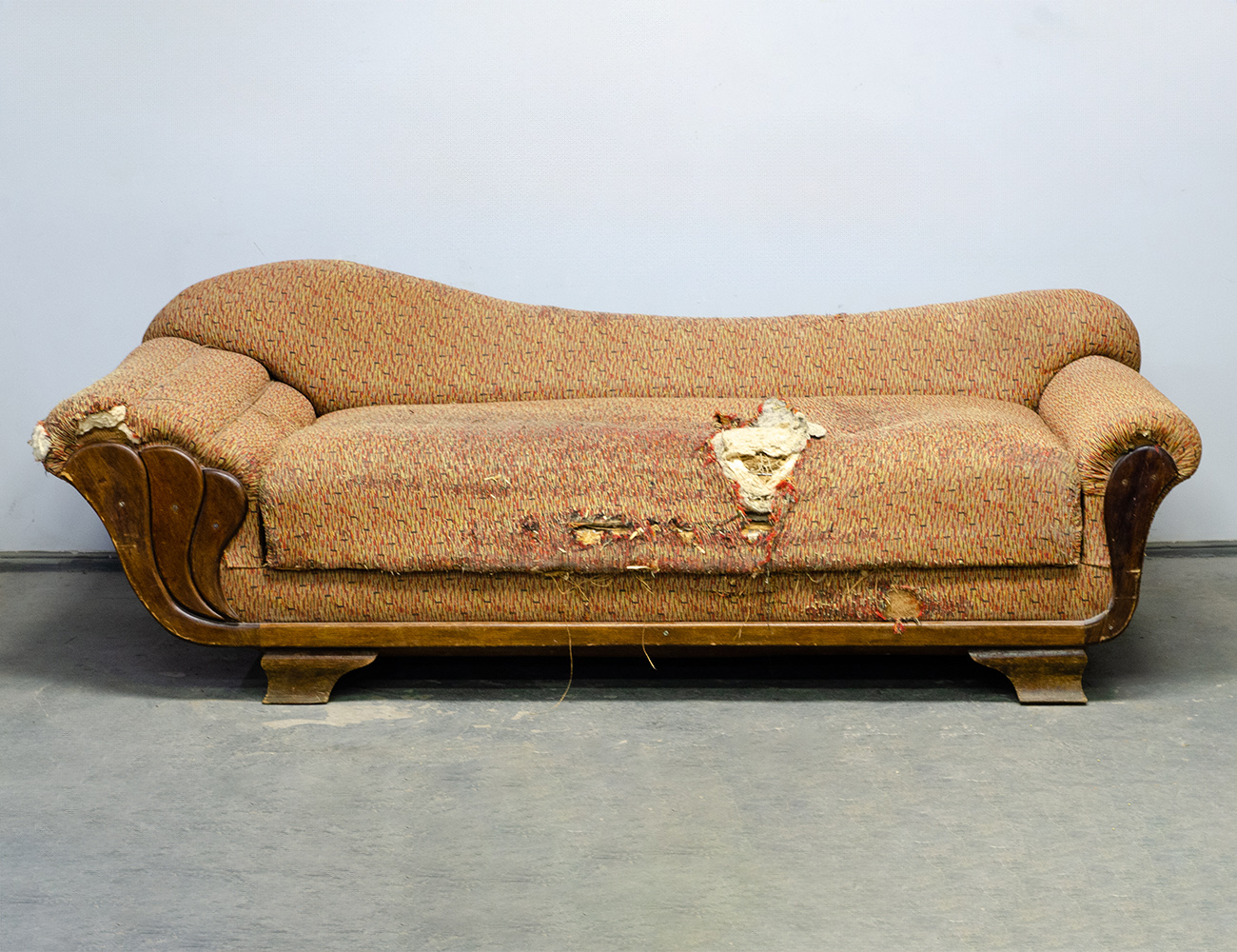 Старинный диван в стиле ар-деко