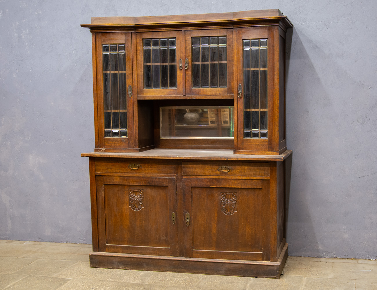 Старинный дубовый буфет