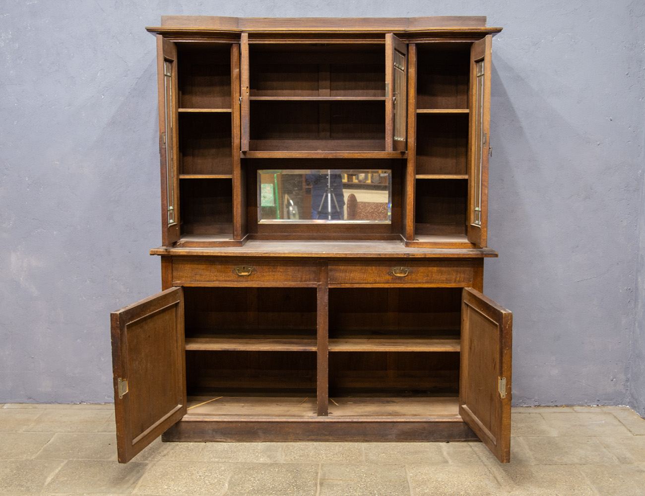 Старинный дубовый буфет