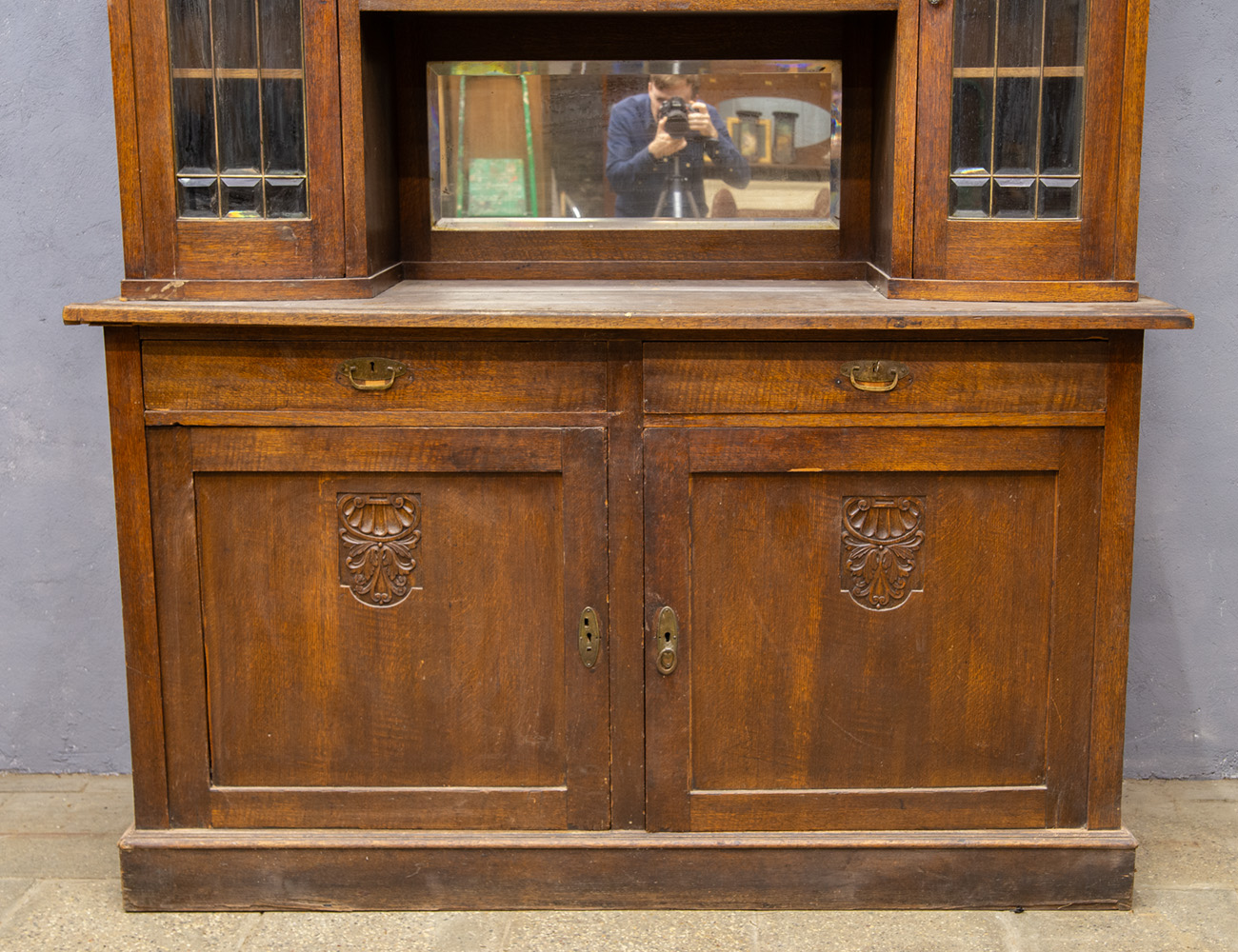 Старинный дубовый буфет