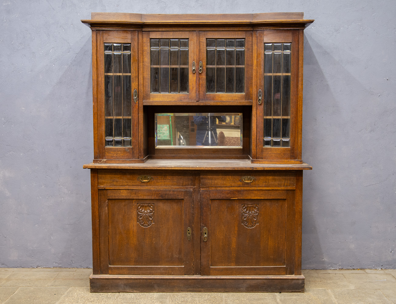 Старинный дубовый буфет