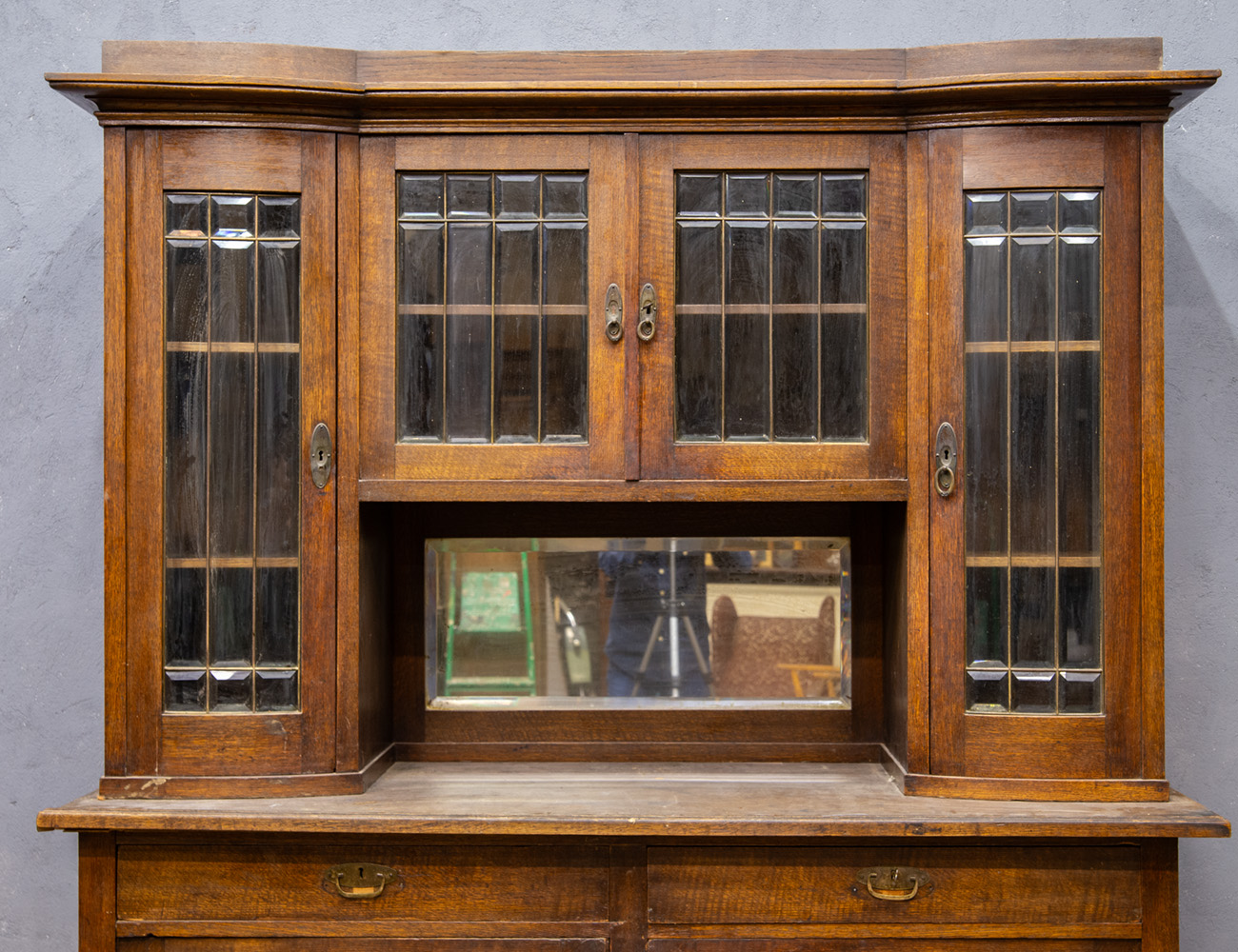 Старинный дубовый буфет