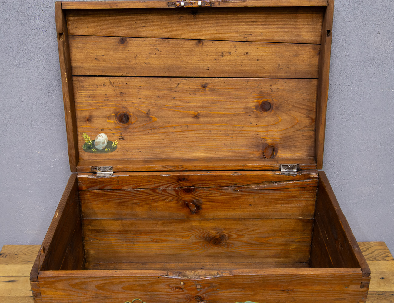 Старинный сундук с росписью Динозавры