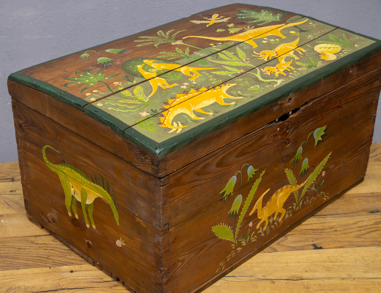 Старинный сундук с росписью Динозавры