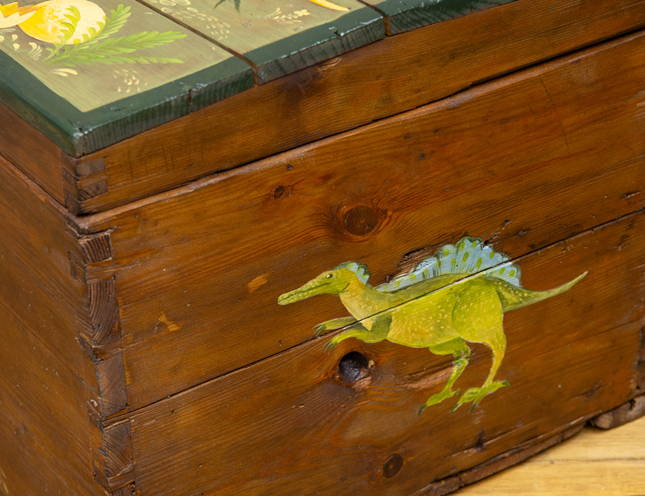 Старинный сундук с росписью Динозавры