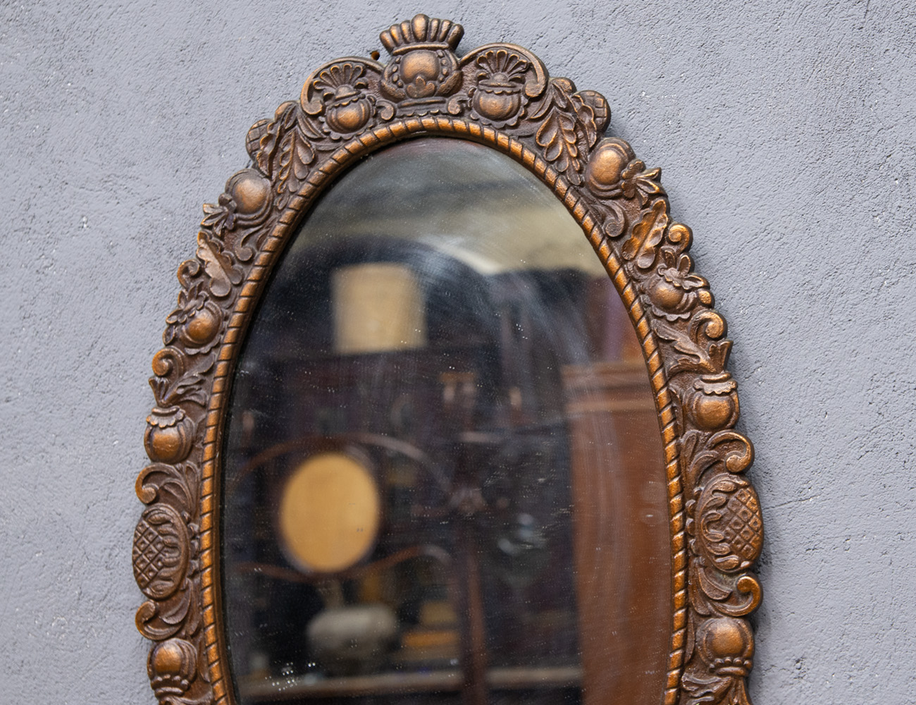 Старинное настенное зеркало