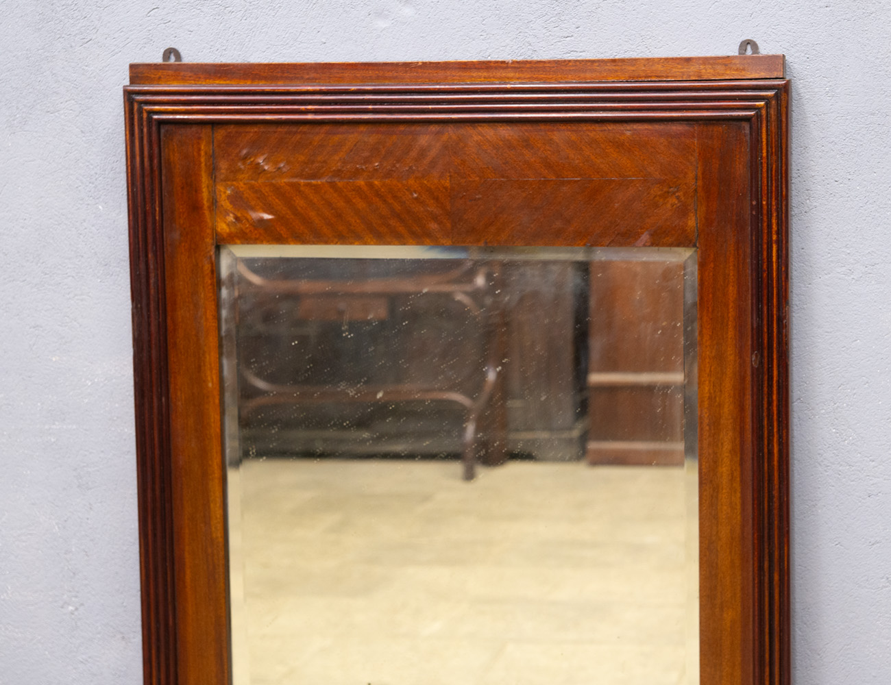 Старинное настенное зеркало