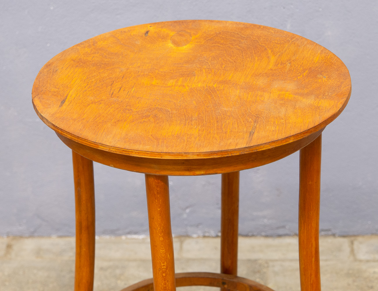 Старинный круглый столик