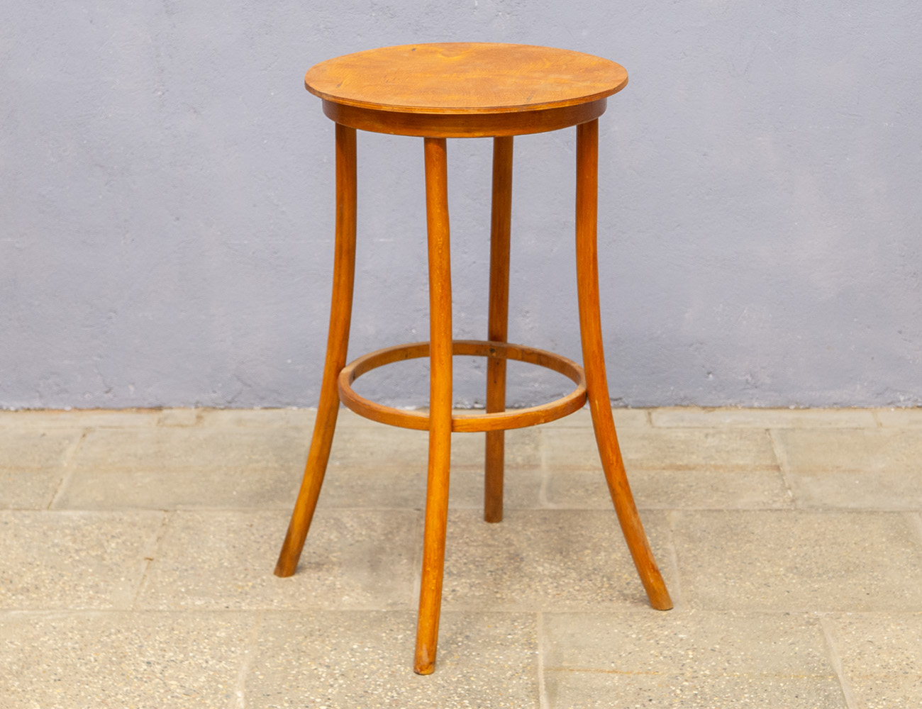 Старинный круглый столик