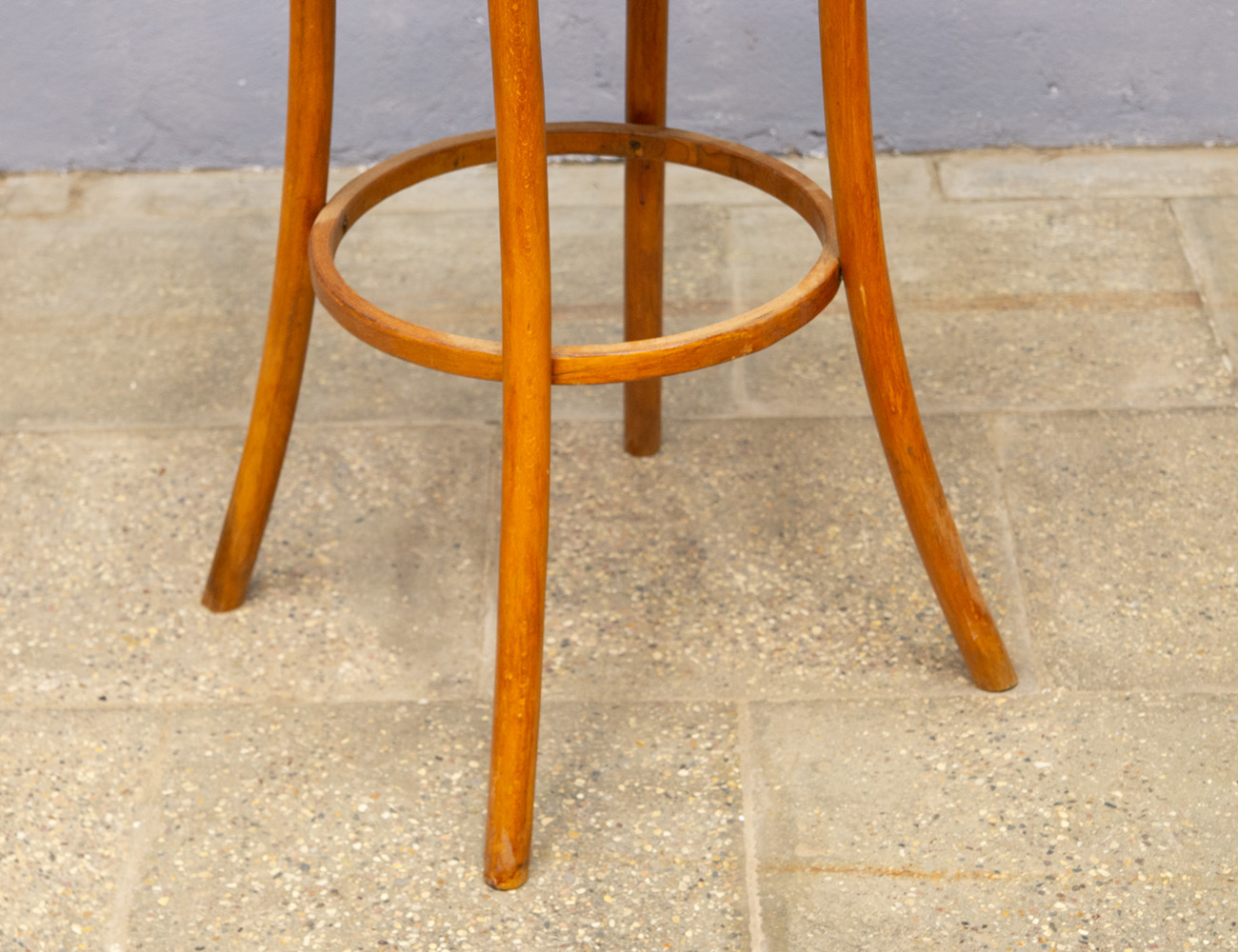 Старинный круглый столик