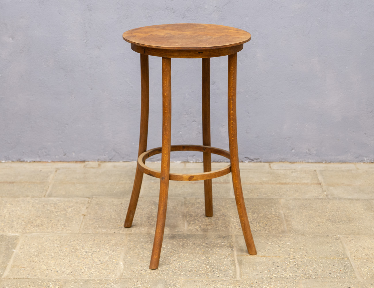 Старинный круглый столик