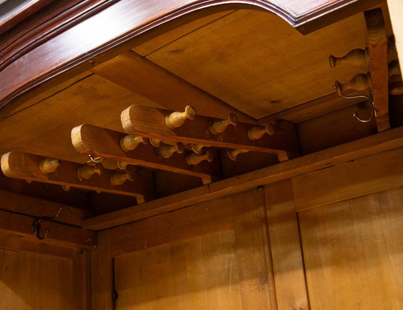 Старинный платяной шкаф