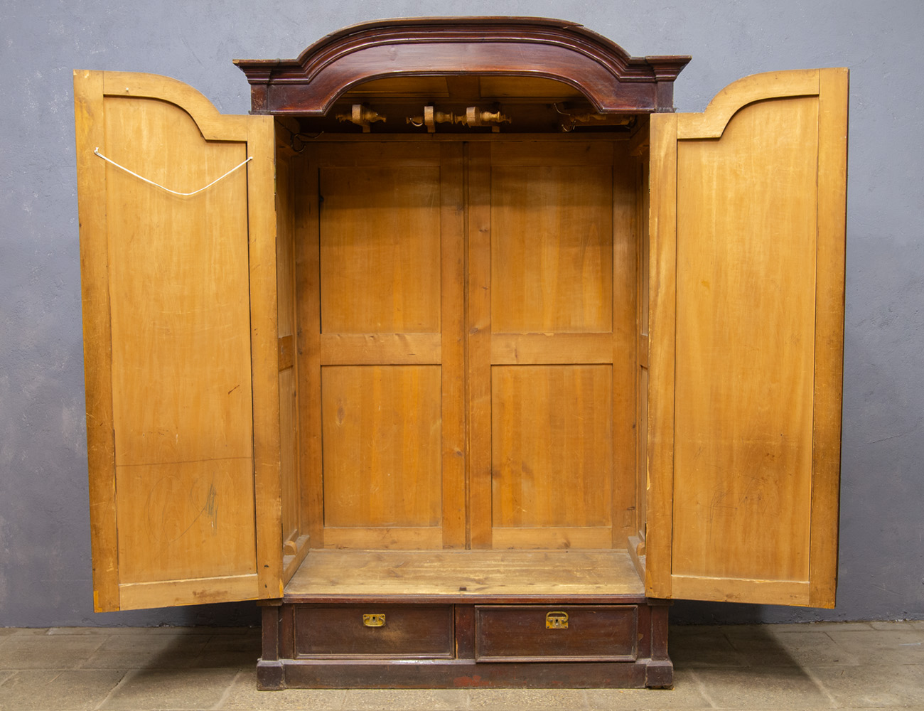 Старинный платяной шкаф