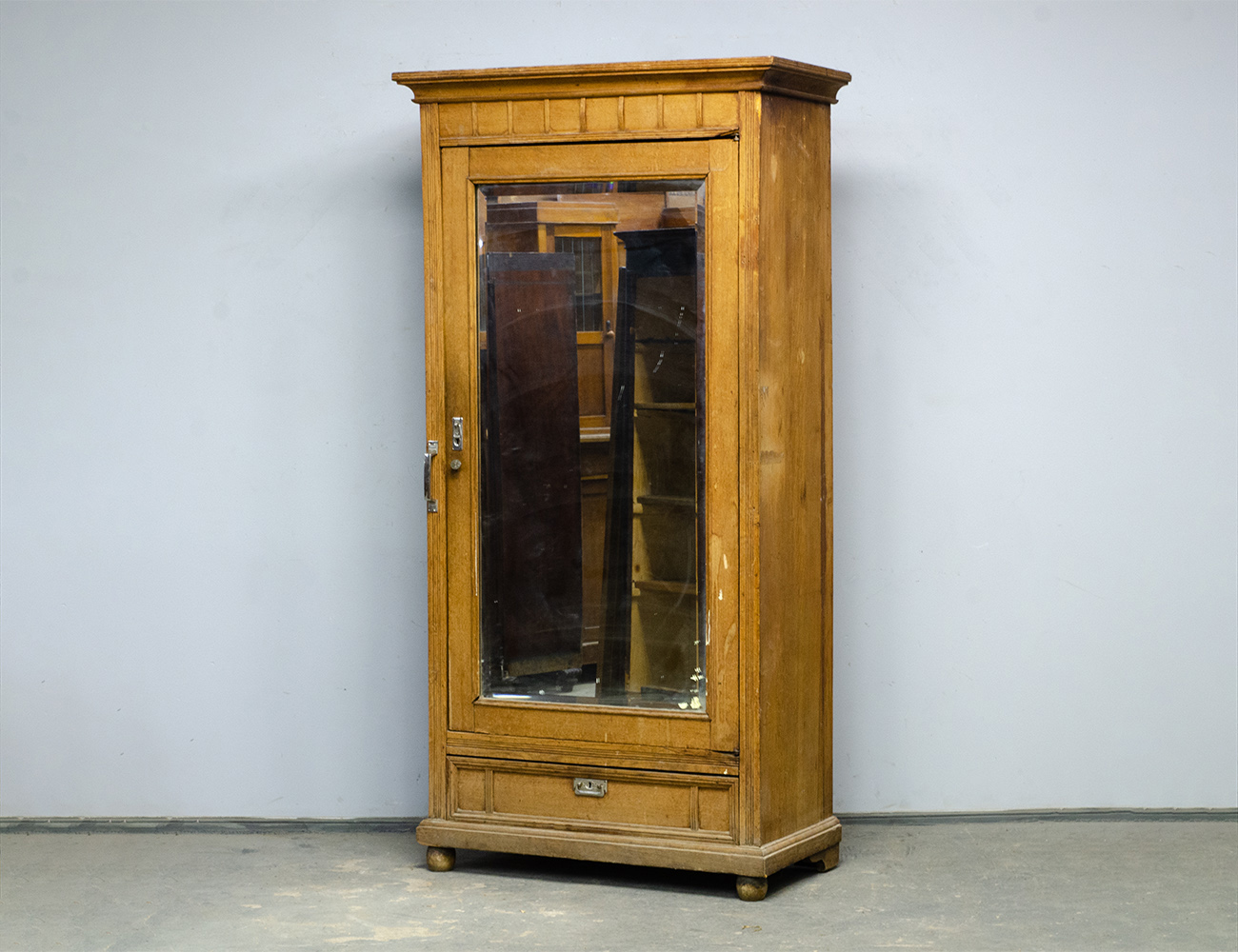 Старинный бельевой шкаф