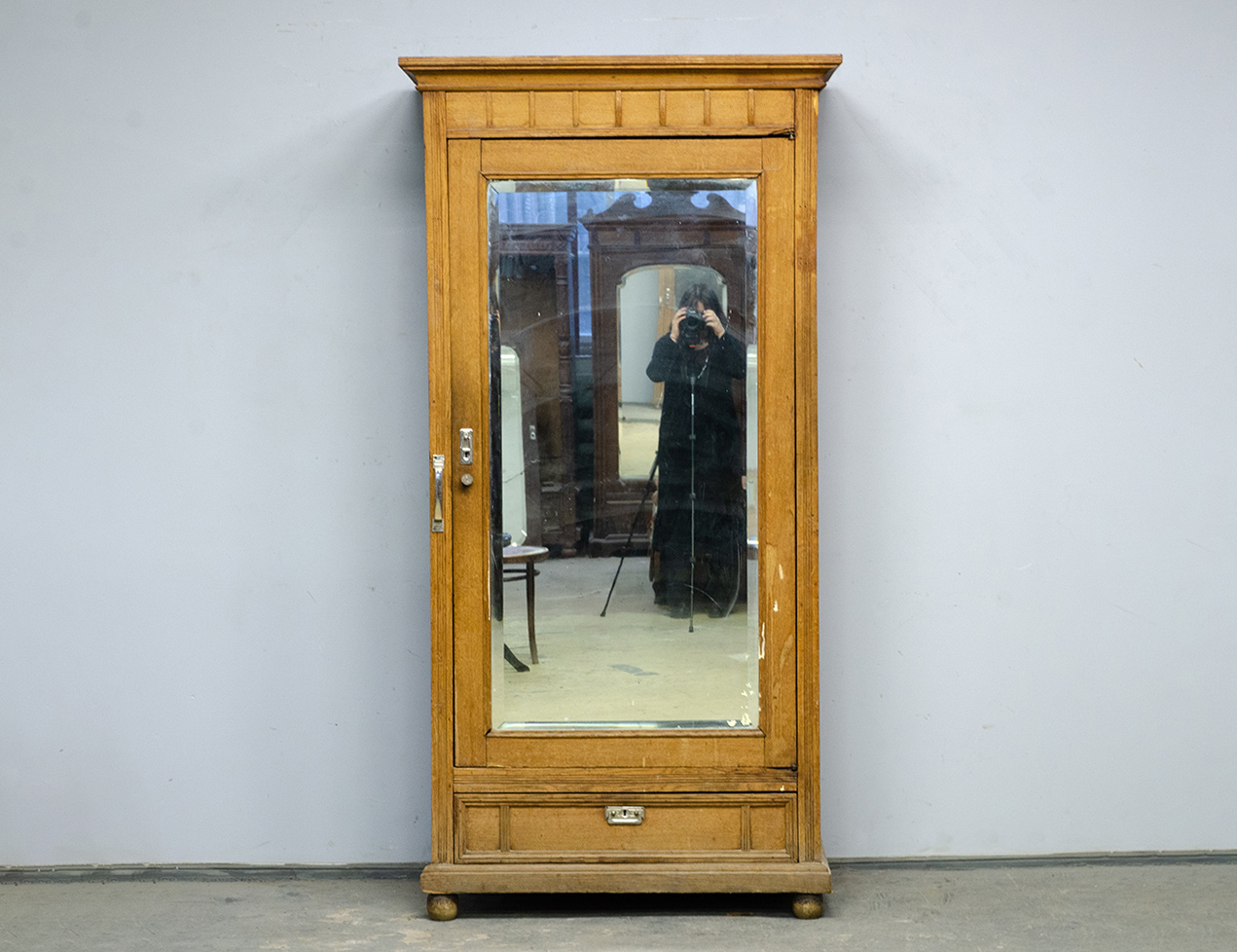 Старинный бельевой шкаф