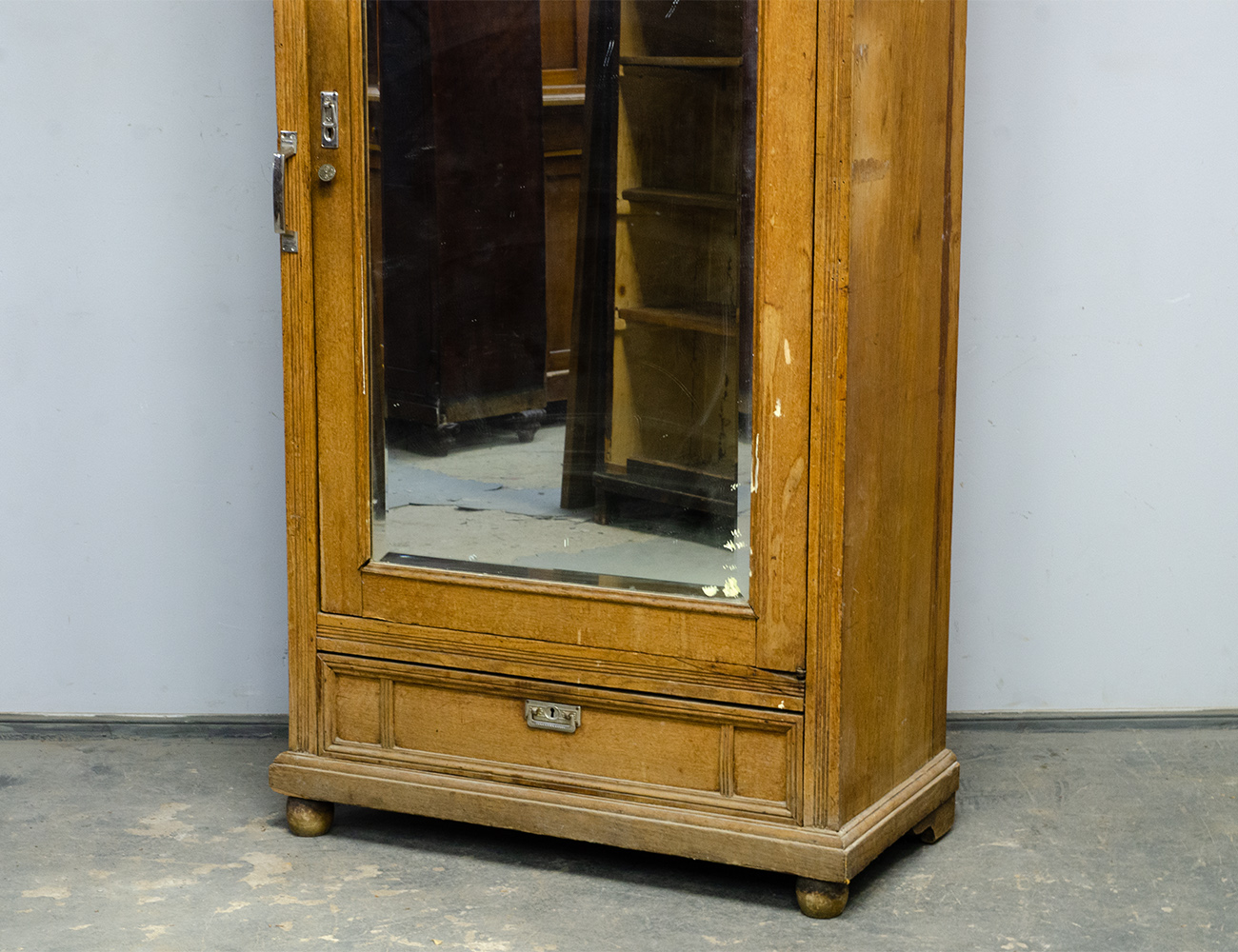 Старинный бельевой шкаф