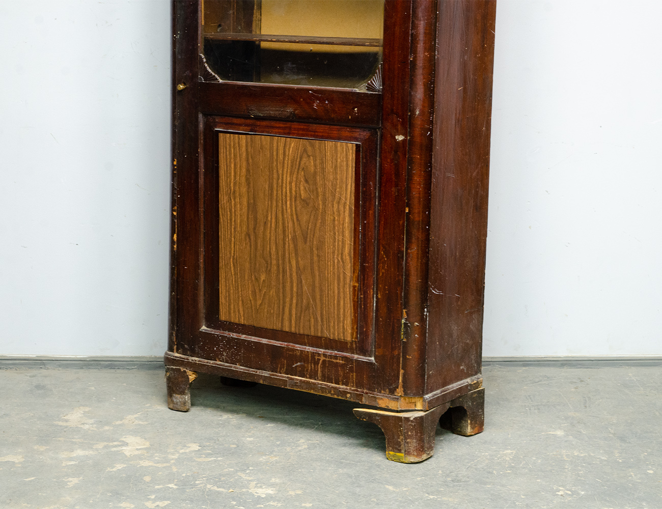 Старинный кабинетный книжный шкаф