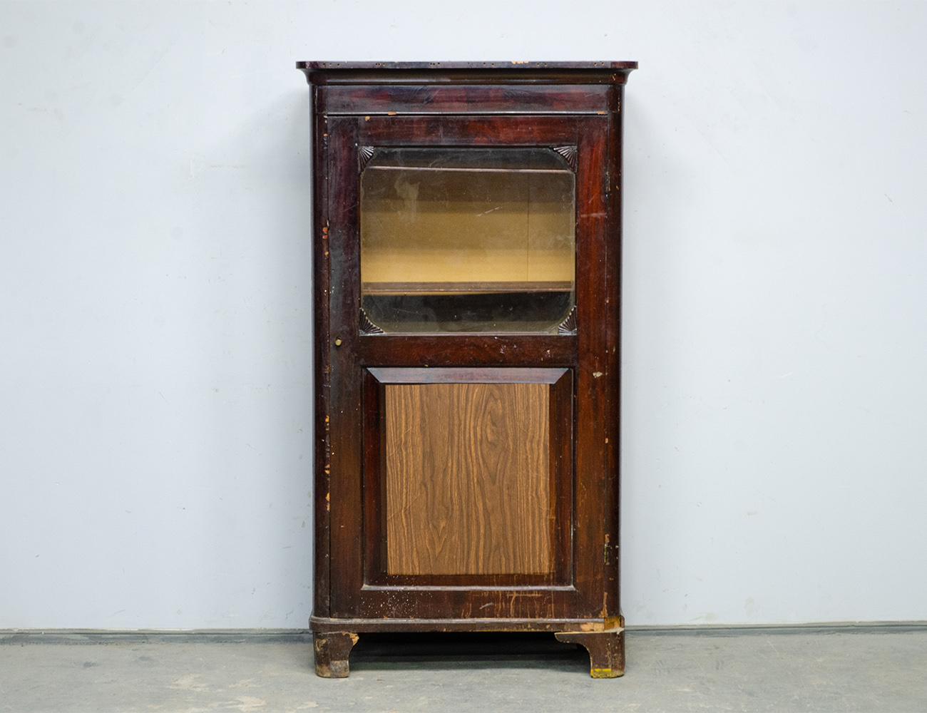 Старинный кабинетный книжный шкаф