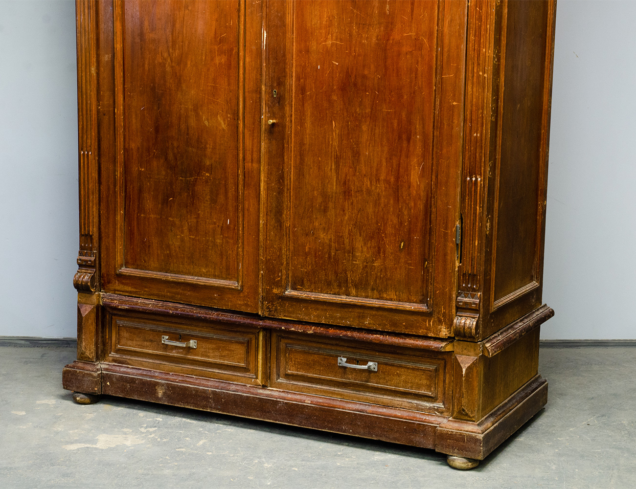 Антикварный платяной шкаф