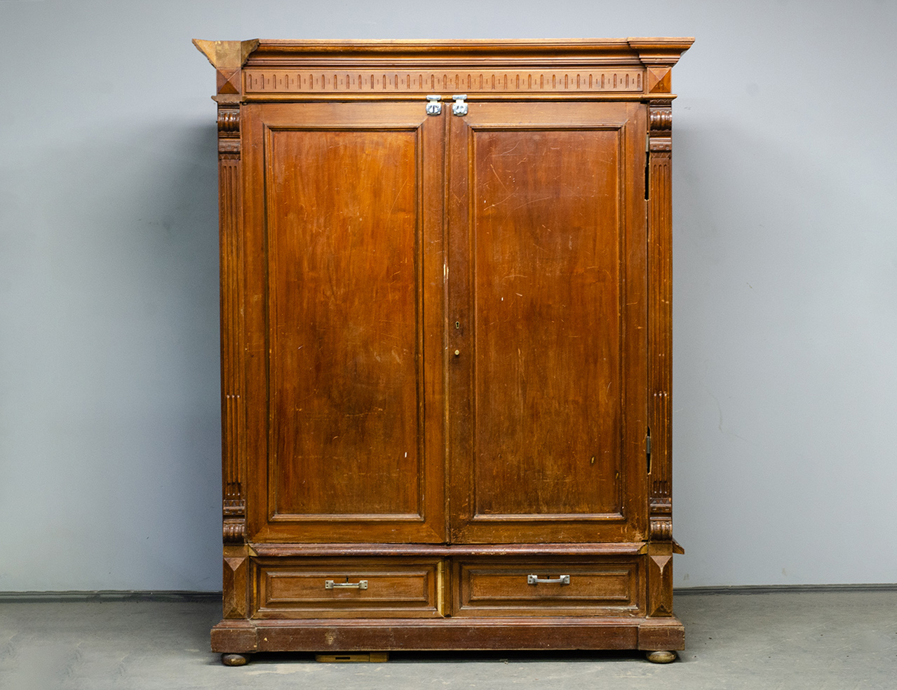 Антикварный платяной шкаф