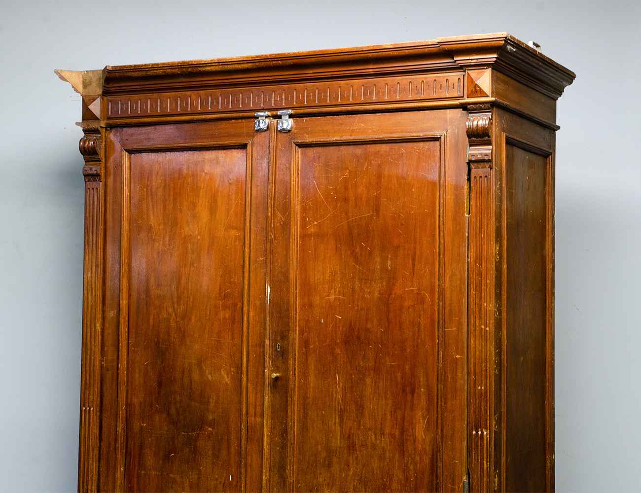 Антикварный платяной шкаф