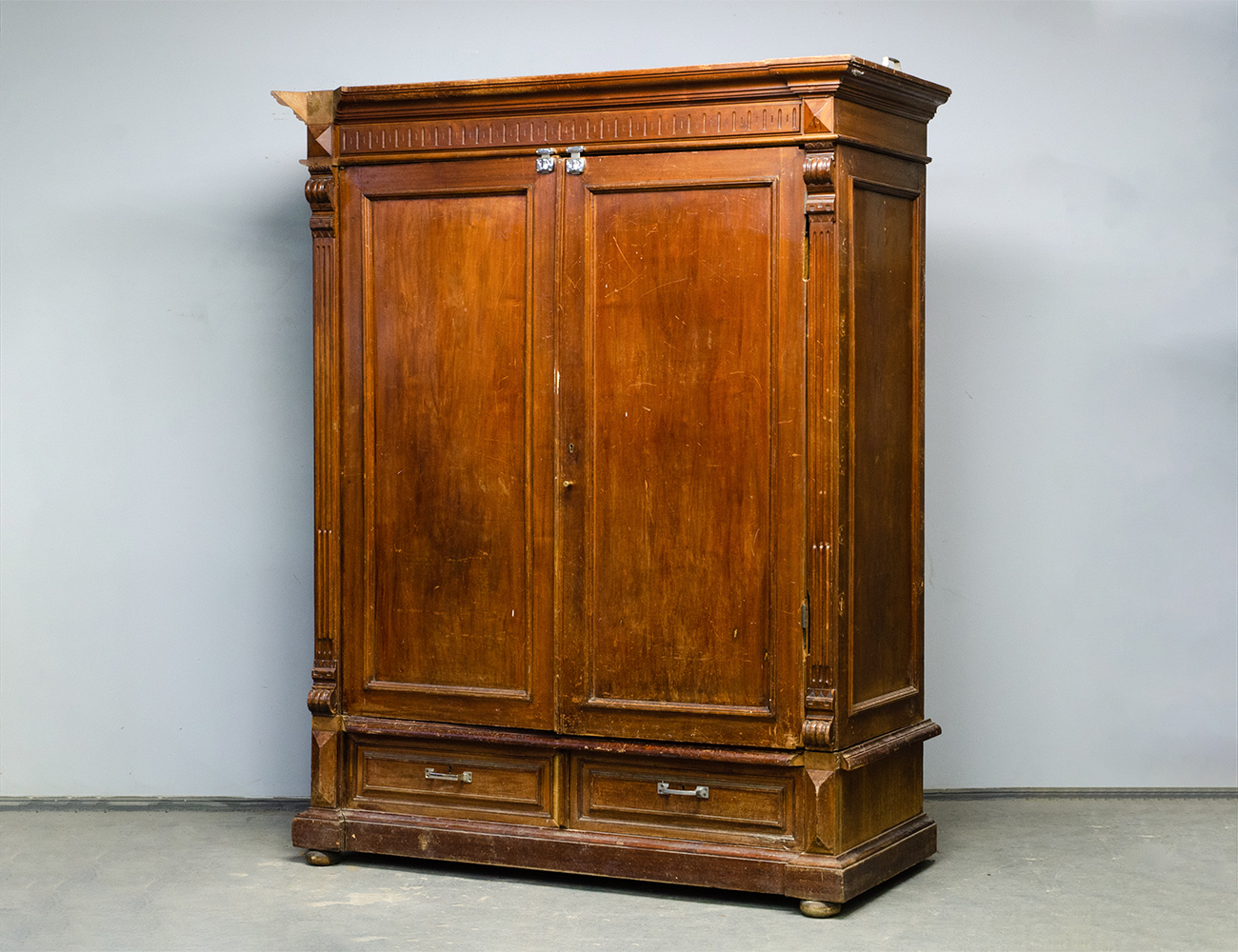 Антикварный платяной шкаф