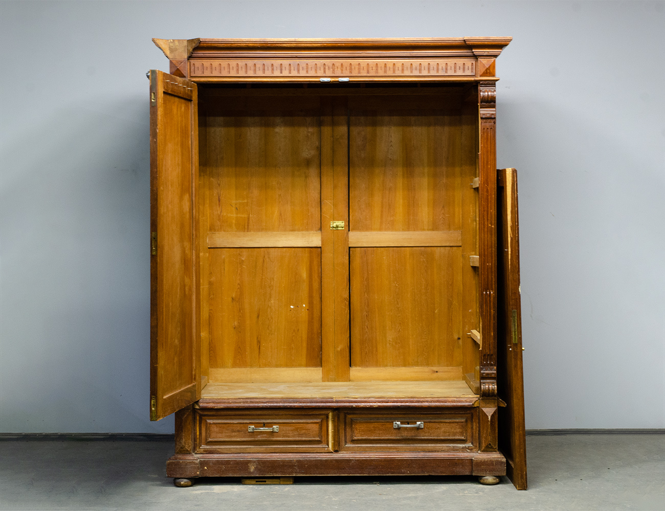 Антикварный платяной шкаф