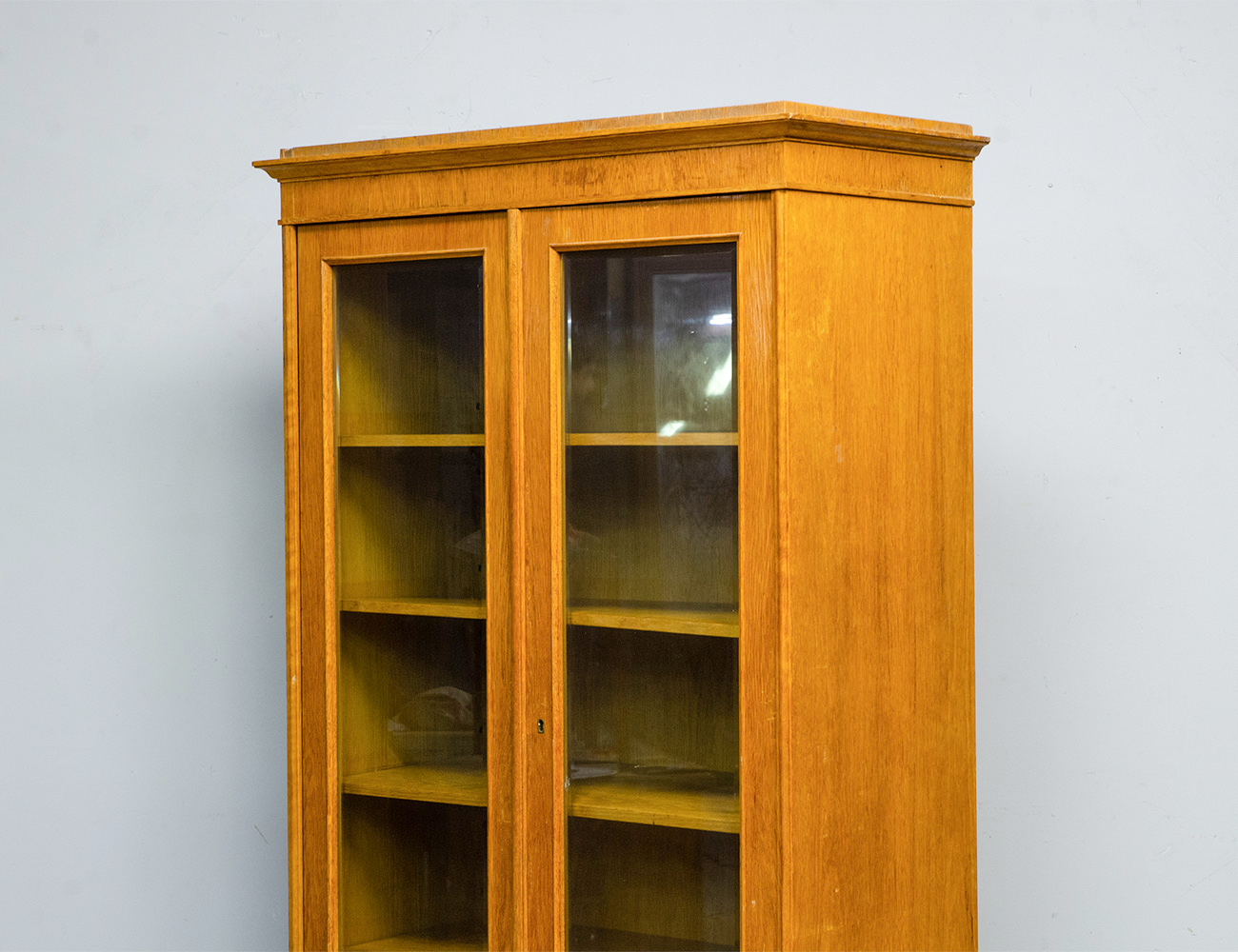 Старинный книжный шкаф