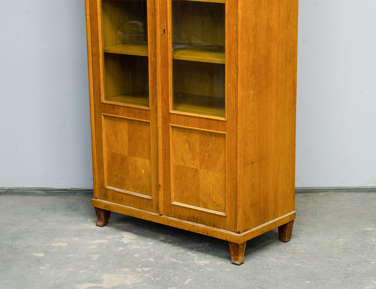 Старинный книжный шкаф