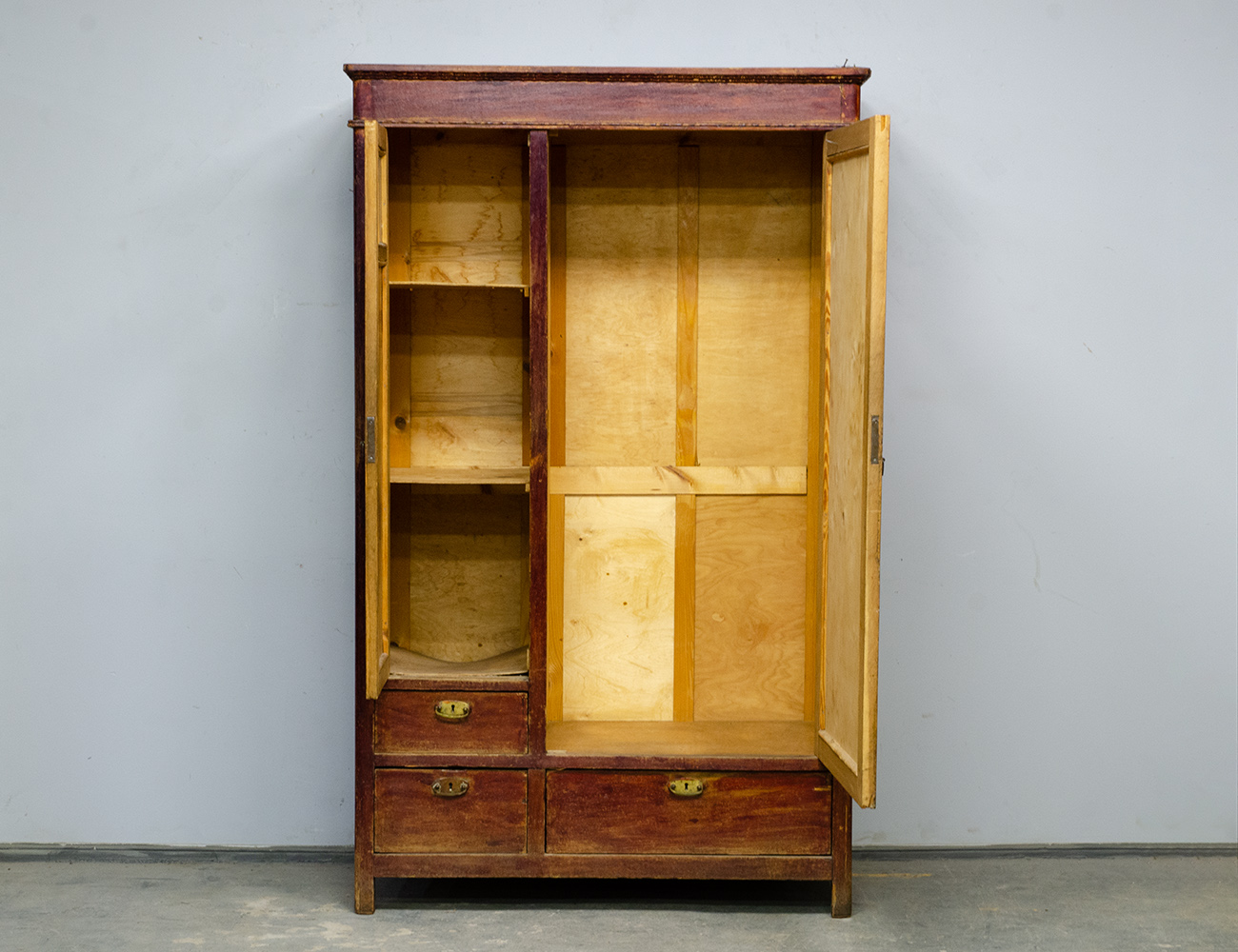 Старинный платяной шкаф