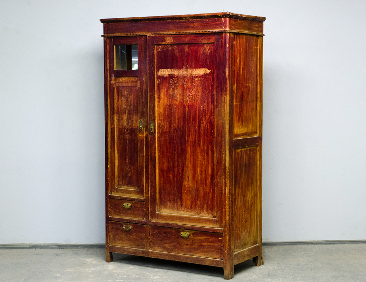 Старинный платяной шкаф