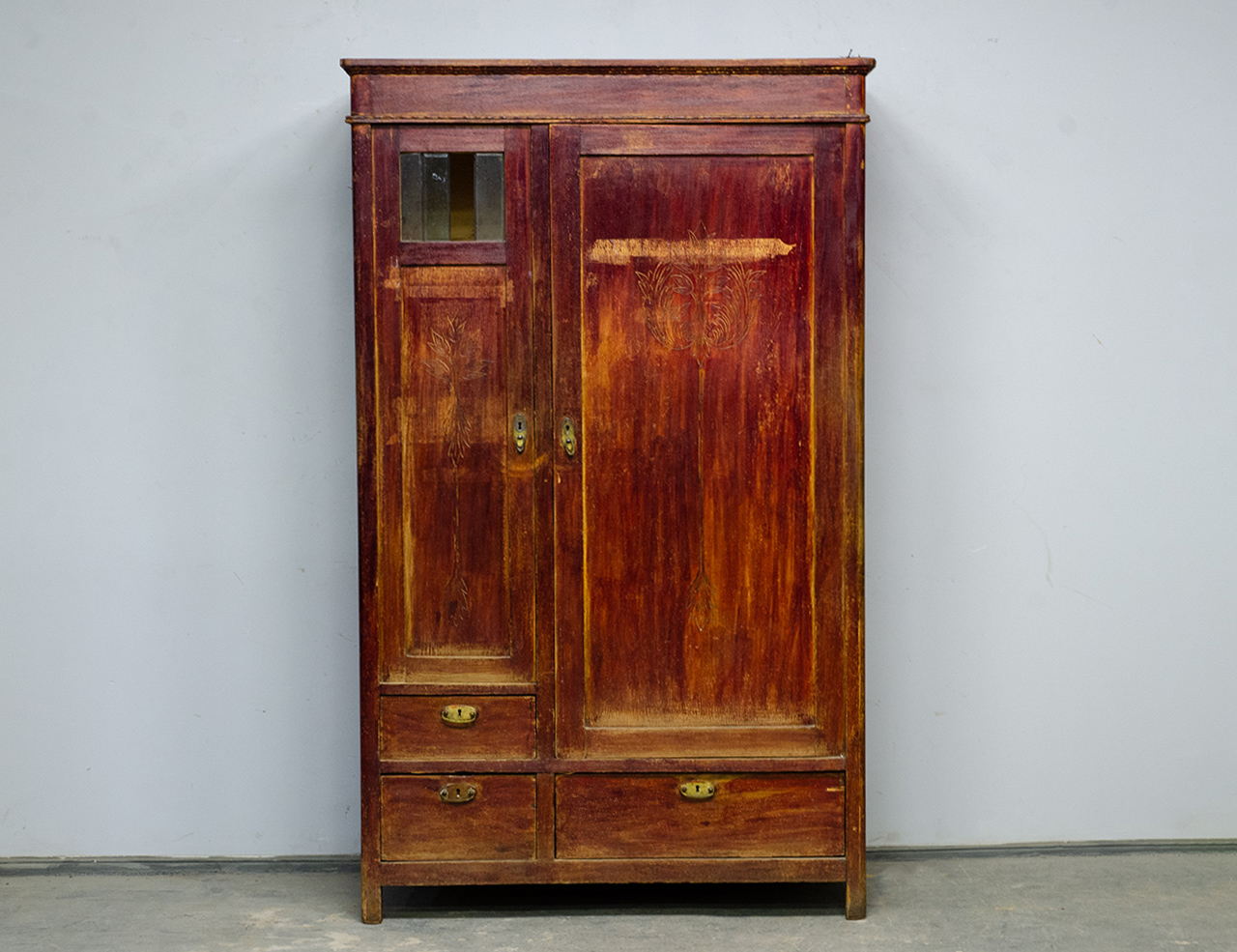 Старинный платяной шкаф