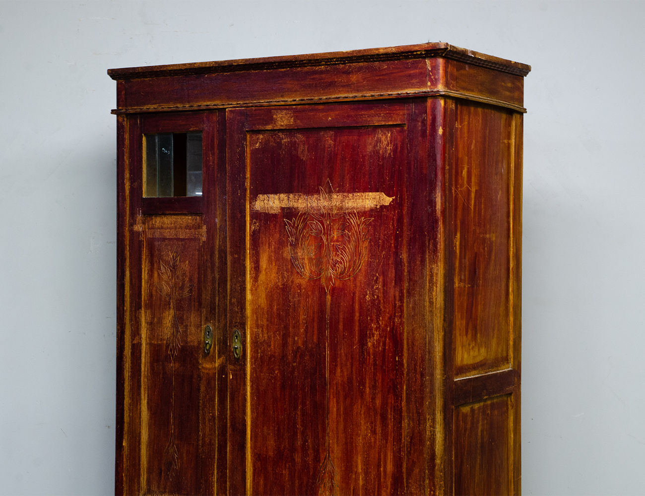 Старинный платяной шкаф